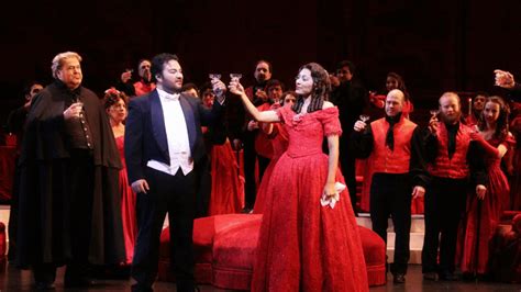 La Traviata: Un Melodramma di Amore Proibito e Redazione Storica!