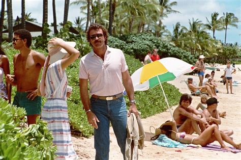 Magnum, P.I., un detective privato affascinante alle prese con crimini esotici e donne irresistibili su una splendida isola hawaiana!